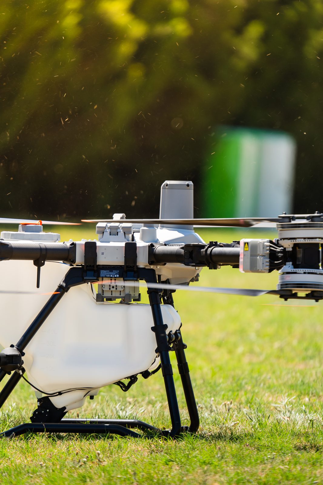 Dron DJI Agras preparado en el campo