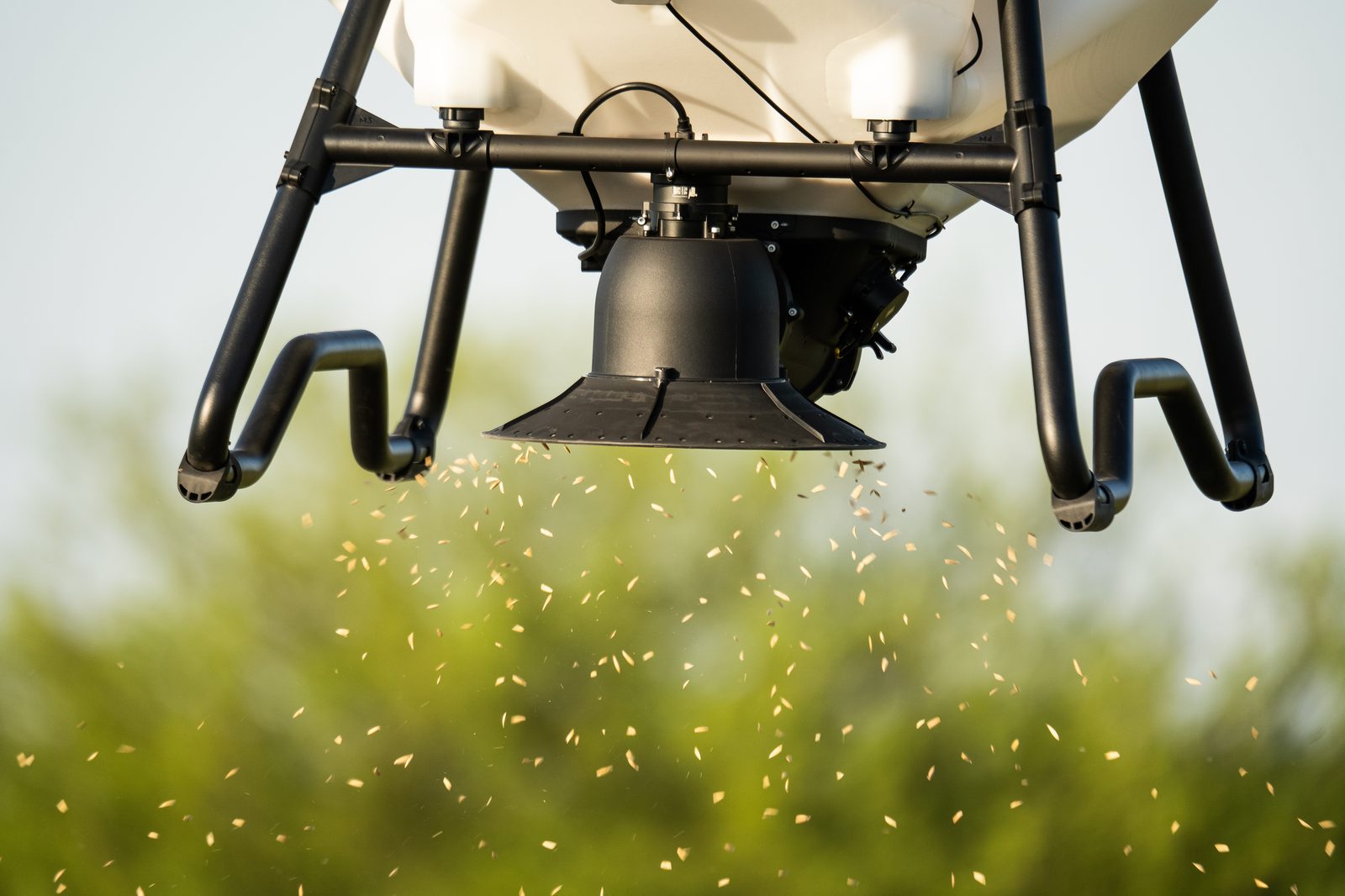 Dron DJI Agras sembrando sobre el cultivo
