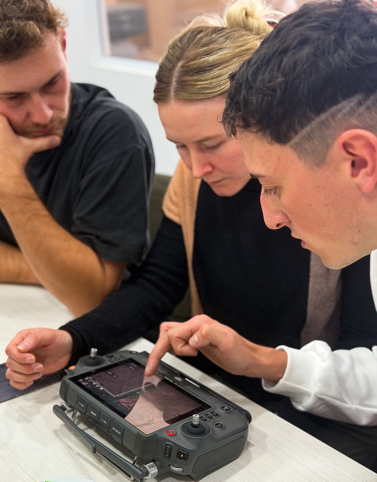 Instrucción con el control DJI durante el curso